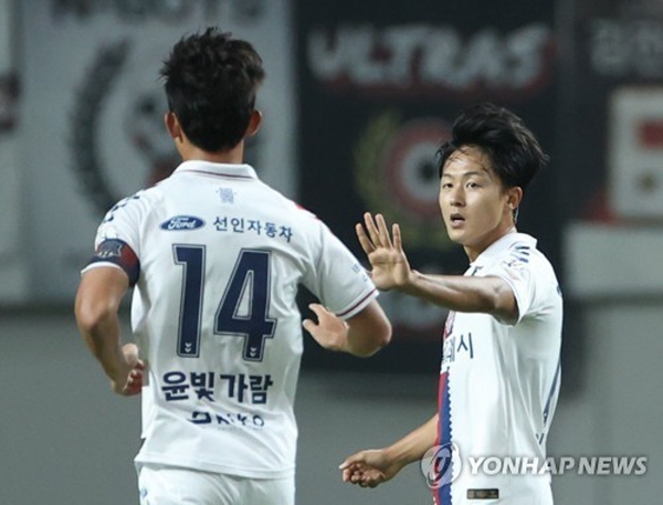 수원 FC 윤빛가람(왼쪽)과 이승우(오른쪽) ©연합뉴스=한국프로축구연맹 제공 수원 FC 윤빛가람(왼쪽)과 이승우(오른쪽) ©연합뉴스=한국프로축구연맹 제공