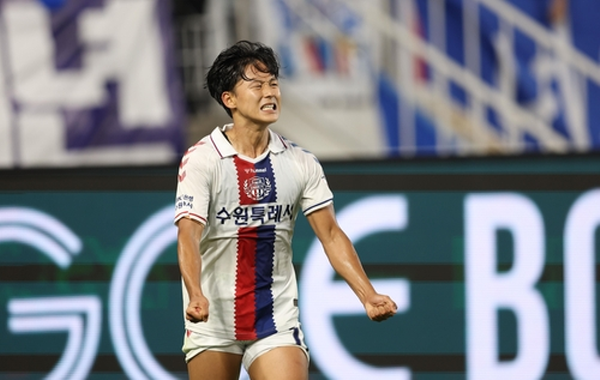 지난 경기에서 '중원 미드필더'로 변신한 수원FC의 이승우 ©연합뉴스=한국프로축구연맹 제공