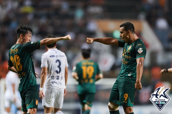 하나원큐 K리그 제주와 수원FC의 경기에서 득점한 뒤 기뻐하는 제주의 헤이스 ©연합뉴스=한국프로축구연맹 제공 하나원큐 K리그 제주와 수원FC의 경기에서 득점한 뒤 기뻐하는 제주의 헤이스 ©연합뉴스=한국프로축구연맹 제공