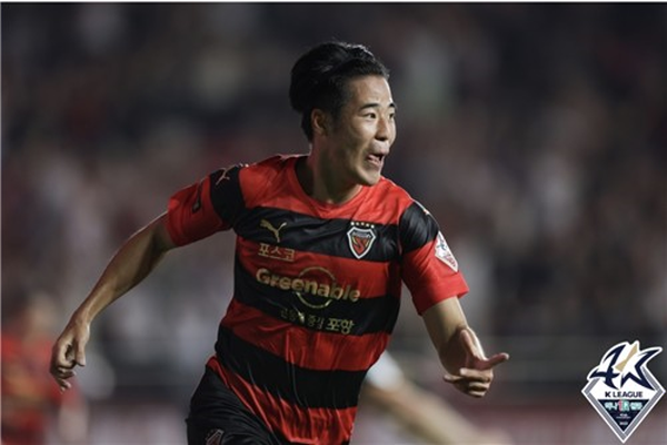 데뷔전에서 극장골을 넣고 기뻐하는 포항스틸러스의 홍윤상 ©연합뉴스=한국프로축구연맹 제공 데뷔전에서 극장골을 넣고 기뻐하는 포항스틸러스의 홍윤상 ©연합뉴스=한국프로축구연맹 제공