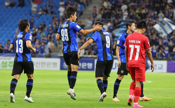 22일 오후 7시 30분 인천월드컵경기장에선인천 유나이티드 대 베트남의 하이퐁FC의 아시아 챔피언스리그(이하 ACL) 플레이오프 경기에서 인천이 3:1로 승리하며 본선에 합류했다. ⓒ연합뉴스 22일 오후 7시 30분 인천월드컵경기장에선인천 유나이티드 대 베트남의 하이퐁FC의 아시아 챔피언스리그(이하 ACL) 플레이오프 경기에서 인천이 3:1로 승리하며 본선에 합류했다. ⓒ연합뉴스