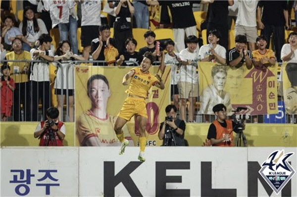 하나원큐 K리그 28R 광주와 수원과의 경기에서 득점한 뒤 기뻐하는 광주FC의 엄지성 ©연합뉴스=한국프로축구연맹 제공 하나원큐 K리그 28R 광주와 수원과의 경기에서 득점한 뒤 기뻐하는 광주FC의 엄지성 ©연합뉴스=한국프로축구연맹 제공