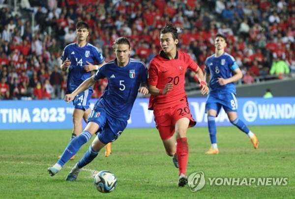 지난 6월 펼쳐진 'FIFA U-20 월드컵' 4강전 이탈리아와의 경기에서 수비를 펼치고 있는 김지수(오른쪽 2번째) ©연합뉴스 제공 지난 6월 펼쳐진 'FIFA U-20 월드컵' 4강전 이탈리아와의 경기에서 수비를 펼치고 있는 김지수(오른쪽 2번째) ©연합뉴스 제공