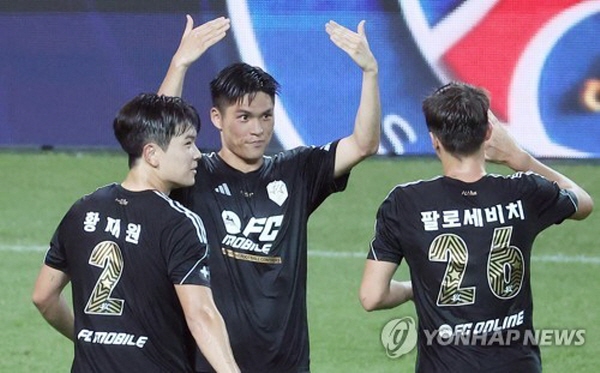 지난 7월 27일 K리그 올스타인 '팀K리그'와 아틀레티코 마드리드의 친선경기에서 결승골을 터뜨리고 동료들을 불러모으는 이순민(가운데) ©연합뉴스 제공 지난 7월 27일 K리그 올스타인 '팀K리그'와 아틀레티코 마드리드의 친선경기에서 결승골을 터뜨리고 동료들을 불러모으는 이순민(가운데) ©연합뉴스 제공