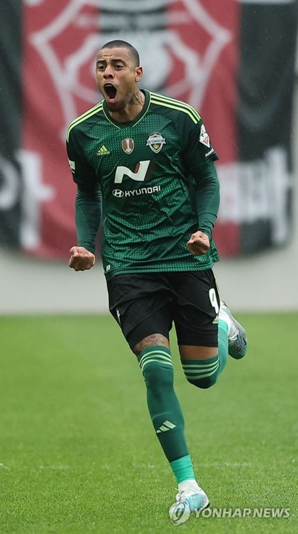 단 페트레스쿠 감독의 투톱 조합, 마지막 퍼즐은 전북현대의 구스타보 ©연합뉴스 제공 단 페트레스쿠 감독의 투톱 조합, 마지막 퍼즐은 전북현대의 구스타보 ©연합뉴스 제공