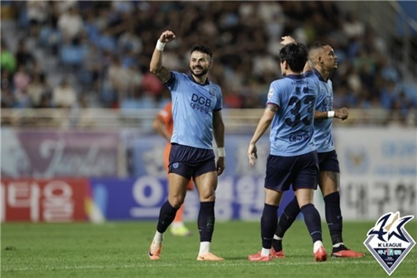 1일 열린 '하나원큐 K리그1 2023' 29라운드 강원 FC와의 경기에서 결승골을 터뜨린 대구 세징야(왼쪽) ©연합뉴스=한국프로축구연맹 제공 1일 열린 '하나원큐 K리그1 2023' 29라운드 강원 FC와의 경기에서 결승골을 터뜨린 대구 세징야(왼쪽) ©연합뉴스=한국프로축구연맹 제공