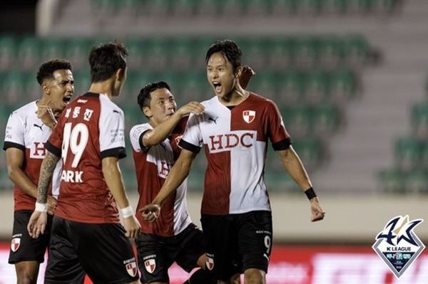 부산의 최전방을 이끌고 있는 박동진(왼쪽 2번째)과 김찬(오른쪽) 연합뉴스=한국프로축구연맹 제공 부산의 최전방을 이끌고 있는 박동진(왼쪽 2번째)과 김찬(오른쪽) 연합뉴스=한국프로축구연맹 제공