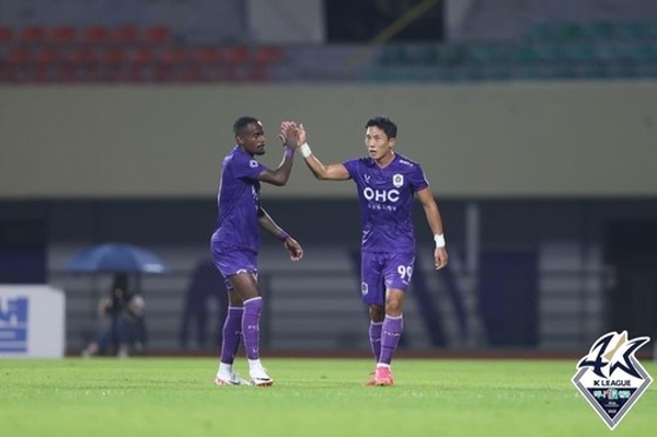 하이파이브를 하고 있는 안양 야고(왼쪽)와 주현우(오른쪽) ©연합뉴스=한국프로축구연맹 제공 하이파이브를 하고 있는 안양 야고(왼쪽)와 주현우(오른쪽) ©연합뉴스=한국프로축구연맹 제공