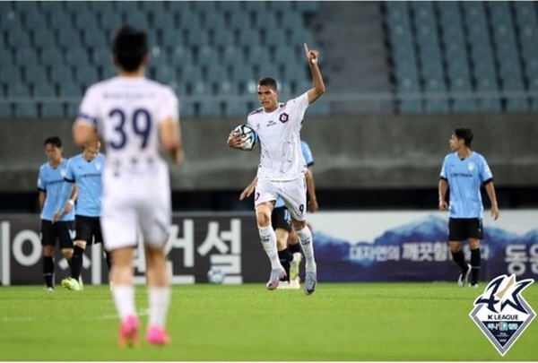충북청주의 최전방 공격수 조르지(9번) ©연합뉴스=한국프로축구연맹 제공 충북청주의 최전방 공격수 조르지(9번) ©연합뉴스=한국프로축구연맹 제공