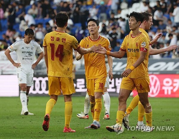 올해 승격한 광주 FC가 디펜딩 챔피언이자 리그 1위를 달리고 있는 울산을 상대로 8년 만에 승리를 거두었다.ⓒ연합뉴스=한국프로축구연맹 올해 승격한 광주 FC가 디펜딩 챔피언이자 리그 1위를 달리고 있는 울산을 상대로 8년 만에 승리를 거두었다.ⓒ연합뉴스=한국프로축구연맹