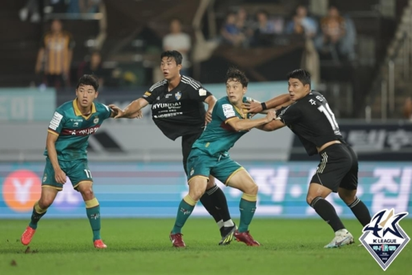 1일 열린 '하나원큐 K리그1 2023' 30라운드, 울산 주민규,김지현이 대전 이현식, 오재석과 공중볼 경합 ⓒ연합뉴스=한국프로축구연맹 1일 열린 '하나원큐 K리그1 2023' 30라운드 울산 주민규,김지현이 대전 이현식, 오재석과 공중볼 경합하는 과정 ⓒ연합뉴스=한국프로축구연맹