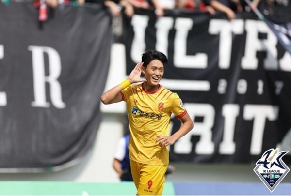 17일 '하나원큐 K리그1 2023' 30라운드 경기에서 결승골을 터뜨린 허율 ©연합뉴스=한국프로축구연맹 제공 17일 '하나원큐 K리그1 2023' 30라운드 경기에서 결승골을 터뜨린 허율 ©연합뉴스=한국프로축구연맹 제공