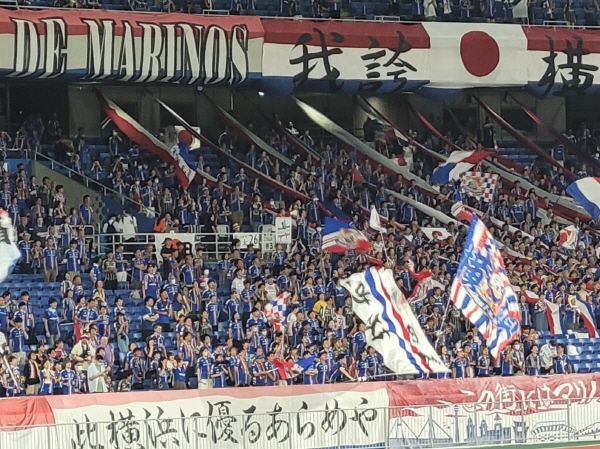 인천과의 ACL 경기에서 응원하는 요코하마 팬들. ⓒ풋볼먼데이 인천과의 ACL 경기에서 응원하는 요코하마 팬들. ⓒ풋볼먼데이