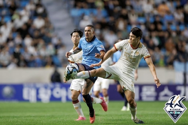 24일 '하나원큐 K리그1 2023' 31라운드 경기에서 볼경합중인 바셀루스(대구)와 이호재(포항) ©연합뉴스=한국프로축구연맹 제공 24일 '하나원큐 K리그1 2023' 31라운드 경기에서 볼경합중인 바셀루스(대구)와 이호재(포항) ©연합뉴스=한국프로축구연맹 제공