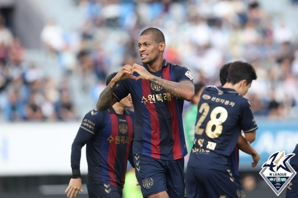 4년 만의 리그 복귀골을 터뜨린 수원FC의 로페즈 ©연합뉴스=한국프로축구연맹 제공 4년 만의 리그 복귀골을 터뜨린 수원FC의 로페즈 ©연합뉴스=한국프로축구연맹 제공