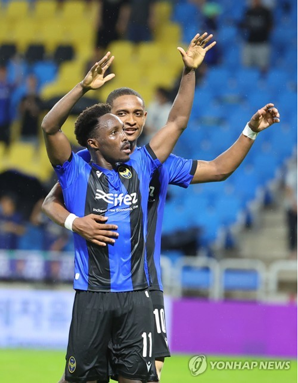 지난달 22일 챔피언스리그(ACL) 플레이오프 인천 유나이티드와 하이퐁FC(베트남)의 경기에서 연장 후반 추가시간 골을 넣고 기뻐하는 인천의 제르소(왼쪽)와 에르난데스(오른쪽) ©연합뉴스 지난달 22일 챔피언스리그(ACL) 플레이오프 인천 유나이티드와 하이퐁FC(베트남)의 경기에서 연장 후반 추가시간 골을 넣고 기뻐하는 인천의 제르소(왼쪽)와 에르난데스(오른쪽) ©연합뉴스