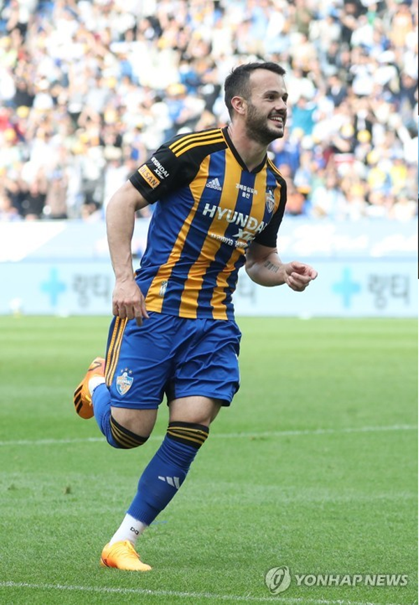 홈 경기에서 11골 중 8골을 기록한 울산의 바코 ©연합뉴스 홈 경기에서 11골 중 8골을 기록한 울산의 바코 ©연합뉴스