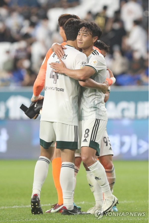 후방을 맡아줄 전북현대의 박진섭(왼쪽)과 백승호(오른쪽) ©연합뉴스 후방을 맡아줄 전북현대의 박진섭(왼쪽)과 백승호(오른쪽) ©연합뉴스