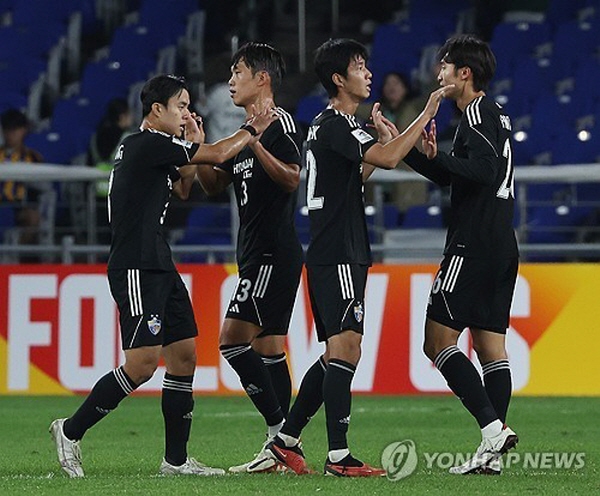24일 펼쳐진 ACL 매치데이4 I조 울산 현대와 조호르 FC의 경기에서 승리 후 기쁨을 나누는 울산 선수들. 왼쪽부터 장시영, 이명재, 김민혁, 조현택 ©연합뉴스=한국프로축구연맹 제공 24일 펼쳐진 ACL 매치데이4 I조 울산 현대와 조호르 FC의 경기에서 승리 후 기쁨을 나누는 울산 선수들. 왼쪽부터 장시영, 이명재, 김민혁, 조현택 ©연합뉴스=한국프로축구연맹 제공