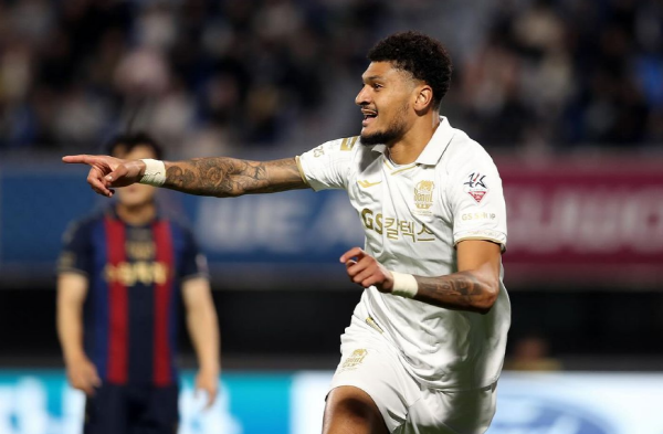 29일 오후 4시 30분 수원 종합운동장에서 열린 ‘하나원큐 K리그1 2023’ 수원FC와 FC서울의 35라운드 경기는 서울이 92분에 터진 김경민의 결승 골에 힘입어 4:3 승리를 거뒀다. 사진은 데뷔골을 터뜨린 서울 공격수 비욘 존슨. ⓒFC서울 SNS 캡처 29일 오후 4시 30분 수원 종합운동장에서 열린 ‘하나원큐 K리그1 2023’ 수원FC와 FC서울의 35라운드 경기는 서울이 92분에 터진 김경민의 결승 골에 힘입어 4:3 승리를 거뒀다. 사진은 데뷔골을 터뜨린 서울 공격수 비욘 존슨. ⓒFC서울 SNS 캡처