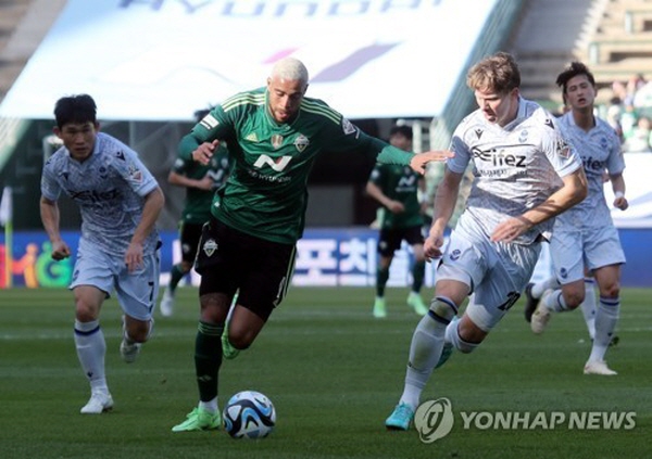 전북과 인천이 오는 1일 '2023 하나원큐 FA컵' 준결승전을 치른다. 지난 6R 맞대결에서 드리블 하고 있는 전북 구스타보(가운데)와 이를 수비하는 인천 델브리지(오른쪽 2번째) ©연합뉴스=한국프로축구연맹 제공 전북과 인천이 오는 1일 '2023 하나원큐 FA컵' 준결승전을 치른다. 지난 6R 맞대결에서 드리블 하고 있는 전북 구스타보(가운데)와 이를 수비하는 인천 델브리지(오른쪽 2번째) ©연합뉴스=한국프로축구연맹 제공