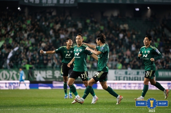 1일 전주월드컵경기장에서 선취점을 넣은 뒤 기뻐하는 전북현대의 문선민 ©연합뉴스=한국프로축구연맹 제공 1일 전주월드컵경기장에서 선취점을 넣은 뒤 기뻐하는 전북현대의 문선민 ©연합뉴스=한국프로축구연맹 제공