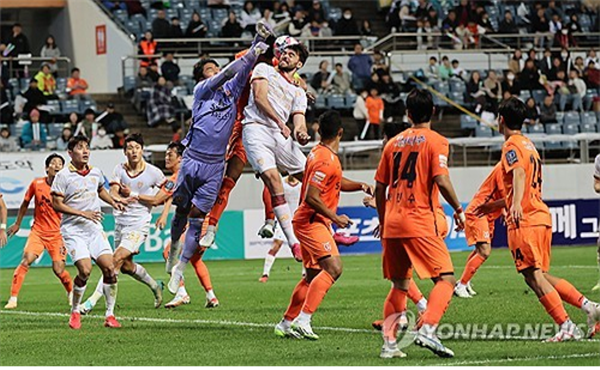 1일 오후 7시 30분 제주월드컵경기장에서 열린 ‘2023 하나원큐 FA컵’ 제주 유나이티드와 포항 스틸러스의 준결승은 승부차기 끝에 포항이 승리했다. 1일 오후 7시 30분 제주월드컵경기장에서 열린 ‘2023 하나원큐 FA컵’ 제주 유나이티드와 포항 스틸러스의 준결승은 승부차기 끝에 포항이 승리했다.