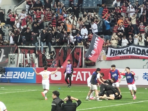 1일 ‘2023 하나원큐 FA컵’ 준결승 승부차기에서 제주 유나이티드에 승리 후 환호하는 포항 스틸러스 선수들과 서포터즈. ⓒ풋볼먼데이 1일 승부차기에서 승리 후 환호하는 포항 스틸러스 선수들과 서포터즈. ⓒ풋볼먼데이