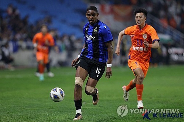 내년 아시아챔피언스리그(ACL) 출전이 불확실해진 인천 유나이티드. 사진은 지난 10월 19일 산둥 타이산과의 ACL 조별리그 3차전에서 드리블 중인 인천 에르난데스 ©연합뉴스=한국프로축구연맹 제공 내년 아시아챔피언스리그(ACL) 출전이 불확실해진 인천 유나이티드. 사진은 지난 10월 19일 산둥 타이산과의 ACL 조별리그 3차전에서 드리블 중인 인천 에르난데스 ©연합뉴스=한국프로축구연맹 제공