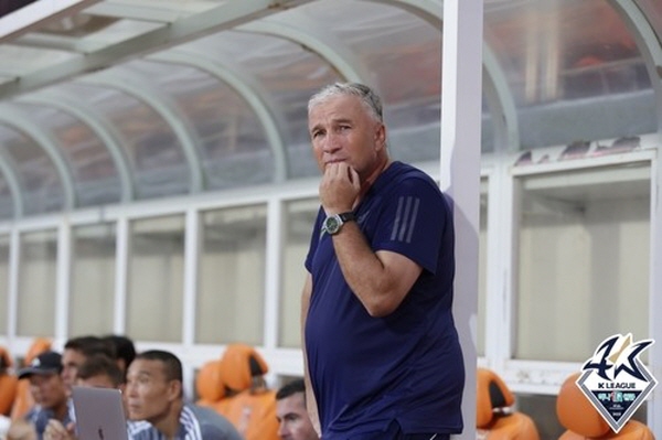 아시아챔피언스리그(ACL)에서 고전중인 전북 현대 단 페트레스쿠 감독 ©연합뉴스=한국프로축구연맹 제공 아시아챔피언스리그(ACL)에서 고전중인 전북 현대 단 페트레스쿠 감독 ©연합뉴스=한국프로축구연맹 제공