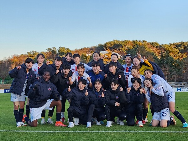 11일 오후 2시 화천생활체육공원 주경기장에서 열린 ‘현대제철 2023 WK리그’ 승리를 축하하는 수원FC위민 선수들. ⓒ풋볼먼데이 11일 오후 2시 화천생활체육공원 주경기장에서 열린 ‘현대제철 2023 WK리그’ 승리를 축하하는 수원FC위민 선수들. ⓒ풋볼먼데이