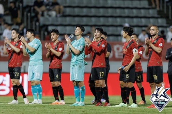지난 24R 김포 FC 전 무승부 후 팬들에게 인사하고 있는 경남 FC 선수들 ©연합뉴스=한국프로축구연맹 제공 지난 24R 김포 FC 전 무승부 후 팬들에게 인사하고 있는 경남 FC 선수들 ©연합뉴스=한국프로축구연맹 제공
