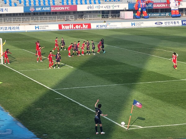 전반 코너킥을 준비하는 수원FC위민 지소연. ⓒ풋볼먼데이 전반 코너킥을 준비하는 수원FC위민 지소연. ⓒ풋볼먼데이