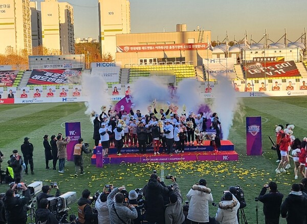 2023년 여자 프로축구 챔피언이 결정됐다. 인천현대제철 레드엔젤스가 수원FC위민을 꺾고 무려 통합 11연패를 달성했다. ⓒ풋볼먼데이 2023년 여자 프로축구 챔피언이 결정됐다. 인천현대제철 레드엔젤스가 수원FC위민을 꺾고 무려 통합 11연패를 달성했다. ⓒ풋볼먼데이