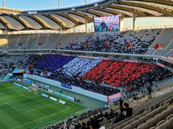 청백적 카드 섹션으로 응원을 펼친 수원의 프렌테트리콜로ⓒ풋볼먼데이 청백적 카드 섹션으로 응원을 펼친 수원의 프렌테트리콜로ⓒ풋볼먼데이