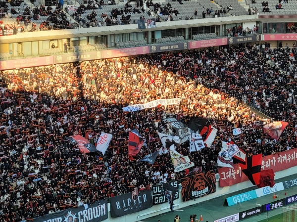 열띤 응원을 펼치는 서울의 수호신 ⓒ풋볼먼데이 열띤 응원을 펼치는 서울의 수호신 ⓒ풋볼먼데이