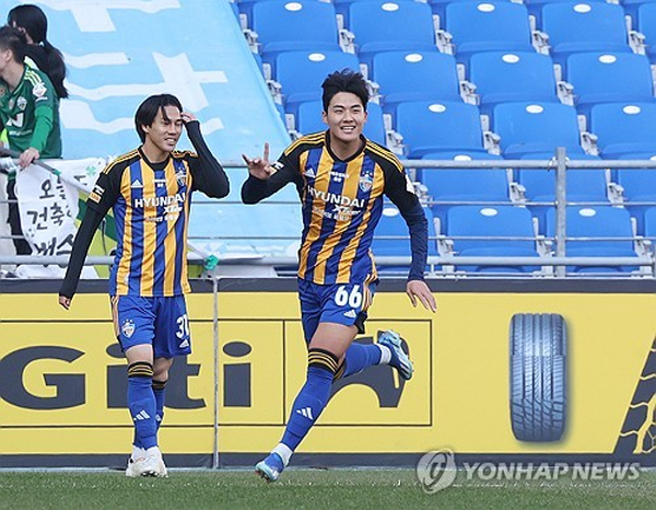 3일 울산 문수축구경기장에서 열린 프로축구 하나원큐 K리그1 2023 울산 현대와 전북 현대의 경기에서 득점을 성공하고 기뻐하는 울산의 설영우 ⓒ연합뉴스 3일 울산 문수축구경기장에서 열린 프로축구 하나원큐 K리그1 2023 울산 현대와 전북 현대의 경기에서 득점을 성공하고 기뻐하는 울산의 설영우 ⓒ연합뉴스