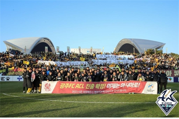 광주FC는 이날 2시 광주축구전용구장에서 열린 포항 스틸러스와의 경기에서 0:0으로 비겼다. 광주는 리그 3위를 수성하며 아시아 챔피언스리그 엘리트 ACLE 플레이오프 출전 티켓을 획득했다. ⓒ연합뉴스=한국프로축구연맹 제공 광주FC는 이날 2시 광주축구전용구장에서 열린 포항 스틸러스와의 경기에서 0:0으로 비겼다. 광주는 리그 3위를 수성하며 아시아 챔피언스리그 엘리트 ACLE 플레이오프 출전 티켓을 획득했다. ⓒ연합뉴스=한국프로축구연맹 제공