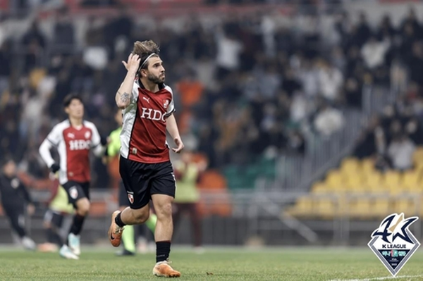 6일 오후 7시 부산아시아드주경기장에서 ‘부산과 수원의 하나원큐 K리그1 2023‘ 승강 플레이오프(PO) 1차전 동점 골을 만든 뒤 기뻐하는 부산 아이파크의 라마스 ⓒ연합뉴스=한국프로축구연맹 제공 6일 오후 7시 부산아시아드주경기장에서 ‘부산과 수원의 하나원큐 K리그1 2023‘ 승강 플레이오프(PO) 1차전 동점 골을 만든 뒤 기뻐하는 부산 아이파크의 라마스 ⓒ연합뉴스=한국프로축구연맹 제공