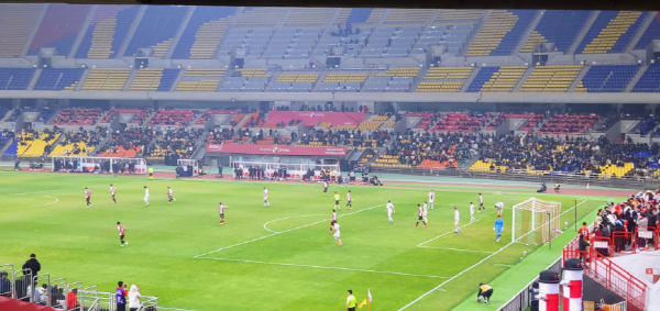 후반전 추가시간을 보내는 부산 아이파크 선수들과 수원FC 선수들 ⓒ풋볼먼데이 후반전 추가시간을 보내는 부산 아이파크 선수들과 수원FC 선수들 ⓒ풋볼먼데이