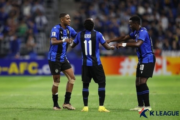 매치데이 3 카야 FC와의 경기에서 득점을 기록한 에르난데스(왼쪽)와 축하해주는 제르소(가운데), 음포쿠(오른쪽) ©연합뉴스=한국프로축구연맹 제공 매치데이 3 카야 FC와의 경기에서 득점을 기록한 에르난데스(왼쪽)와 축하해주는 제르소(가운데), 음포쿠(오른쪽) ©연합뉴스=한국프로축구연맹 제공