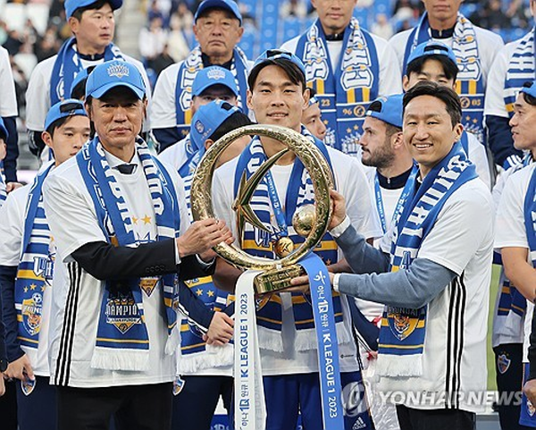 홍명보 감독이 이끄는 울산 2년 연속 리그 제패 ©연합뉴스 홍명보 감독이 이끄는 울산 2년 연속 리그 제패 ©연합뉴스