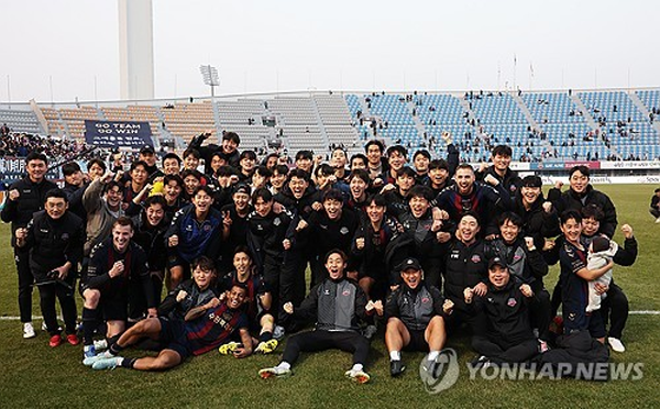 플레이오프 1차전 1:2패로 강등 눈앞까지 내몰린 수원FC 기사회생 잔류 ©연합뉴스 플레이오프 1차전 1:2패로 강등 눈앞까지 내몰린 수원FC 기사회생 잔류 ©연합뉴스