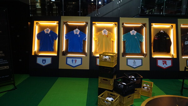 FC온라인 ek리그 챔피언십 시즌 1이 19일 서울 송파구 비타500 콜로세움에서 개막했다. 경기장에 장식된 참가 팀들의 유니폼. ⓒ풋볼먼데이