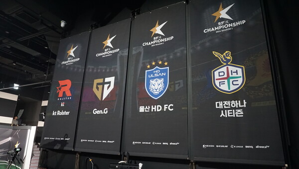 FC온라인 ek리그 챔피언십 시즌 1이 19일 서울 송파구 비타500 콜로세움에서 개막했다. 경기장 벽에 장식된 참가 팀들의 로고. ⓒ풋볼먼데이 FC온라인 ek리그 챔피언십 시즌 1이 19일 서울 송파구 비타500 콜로세움에서 개막했다. 경기장 벽에 장식된 참가 팀들의 로고. ⓒ풋볼먼데이