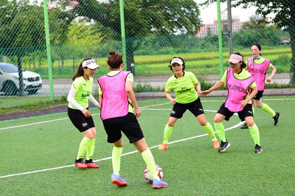 시니어 여성 축구단 ‘FC더조이플러스’가 이번 2월 첫 돌을 맞았다. ⓒFC더조이플러스 제공 시니어 여성 축구단 ‘FC더조이플러스’가 이번 2월 첫 돌을 맞았다. ⓒFC더조이플러스 제공