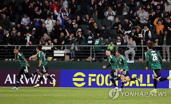 전주월드컵경기장에서 열린 아시아축구연맹(AFC) 챔피언스리그 16강 1차전. 전북 현대모터스와 포항 스틸러스의 경기에서 선취골을 넣고 기뻐하는 전북 에르난데스(맨 왼쪽) ⓒ 연합뉴스 제공 전주월드컵경기장에서 열린 아시아축구연맹(AFC) 챔피언스리그 16강 1차전. 전북 현대모터스와 포항 스틸러스의 경기에서 선취골을 넣고 기뻐하는 전북 에르난데스(맨 왼쪽) ⓒ 연합뉴스 제공