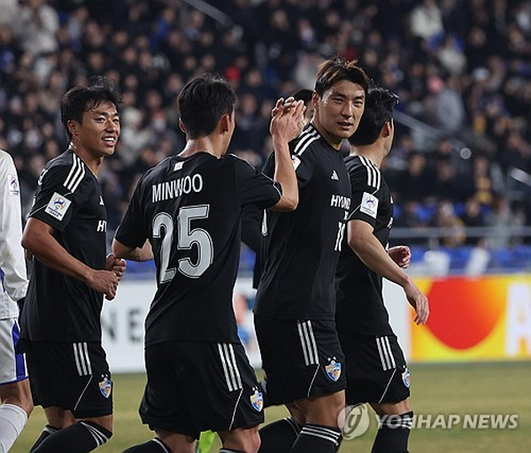 15일 울산 문수축구경기장에서 열린 2023-2024 아시아축구연맹(AFC) 챔피언스리그(ACL) 16강 울산 HD와 일본 반포레 고후의 1차전에서 멀티골을 기록한 울산 주민규 © 연합뉴스 제공 15일 울산 문수축구경기장에서 열린 2023-2024 아시아축구연맹(AFC) 챔피언스리그(ACL) 16강 울산 HD와 일본 반포레 고후의 1차전에서 멀티골을 기록한 울산 주민규 © 연합뉴스 제공