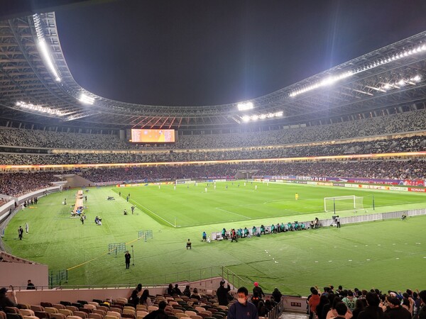 울산 HD 호랑이가 21일 반포레 고후(일본)에 승리하며 2023-2024 시즌 아시아축구연맹(AFC) 챔피언스리그(ACL) 8강 진출에 성공했다. 비가 뿌리는 와중에도 100여 명의 울산 팬들이 도쿄국립경기장을 찾아 응원을 보냈다. ⓒ풋볼먼데이 울산 HD 호랑이가 21일 반포레 고후(일본)에 승리하며 2023-2024 시즌 아시아축구연맹(AFC) 챔피언스리그(ACL) 8강 진출에 성공했다. 비가 뿌리는 와중에도 100여 명의 울산 팬들이 도쿄국립경기장을 찾아 응원을 보냈다. ⓒ풋볼먼데이