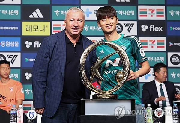 전북 현대 단 페트레스쿠 감독과 김진수가 26일 오전 서울 중구 플라자호텔에서 열린 2024 K리그 개막 미디어데이 행사에서 기념 촬영을 하고 있다. ©연합뉴스 제공 전북 현대 단 페트레스쿠 감독과 김진수가 26일 오전 서울 중구 플라자호텔에서 열린 2024 K리그 개막 미디어데이 행사에서 기념 촬영을 하고 있다. ©연합뉴스 제공